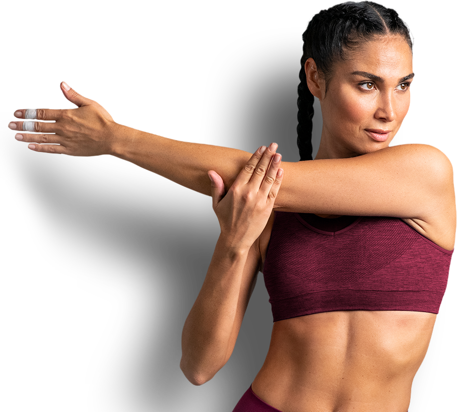 Mulher se alongando ao lado do pote de Protein Complete